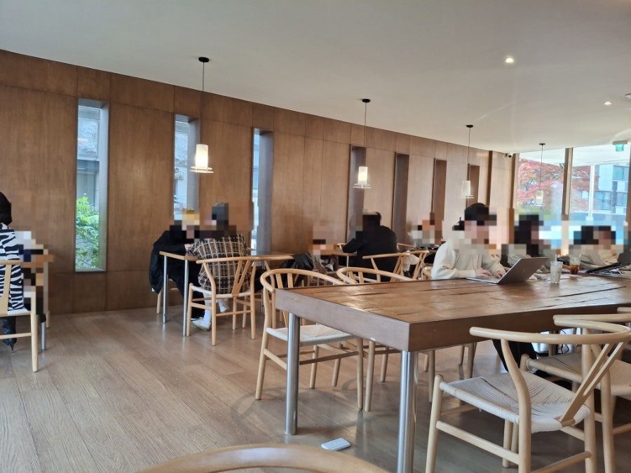 커피가 차를 부르는 카페, 그라비에의 두 얼굴