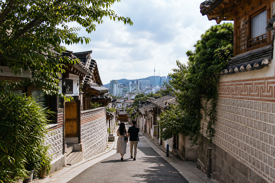 창밖의 기와가 그림이 되는 베이커리