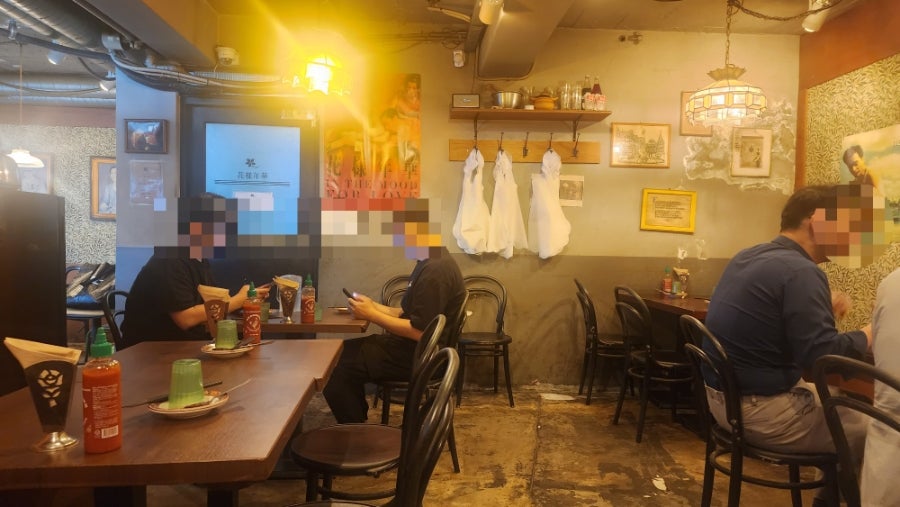 지하 계단을 내려가면 나오는 홍콩
