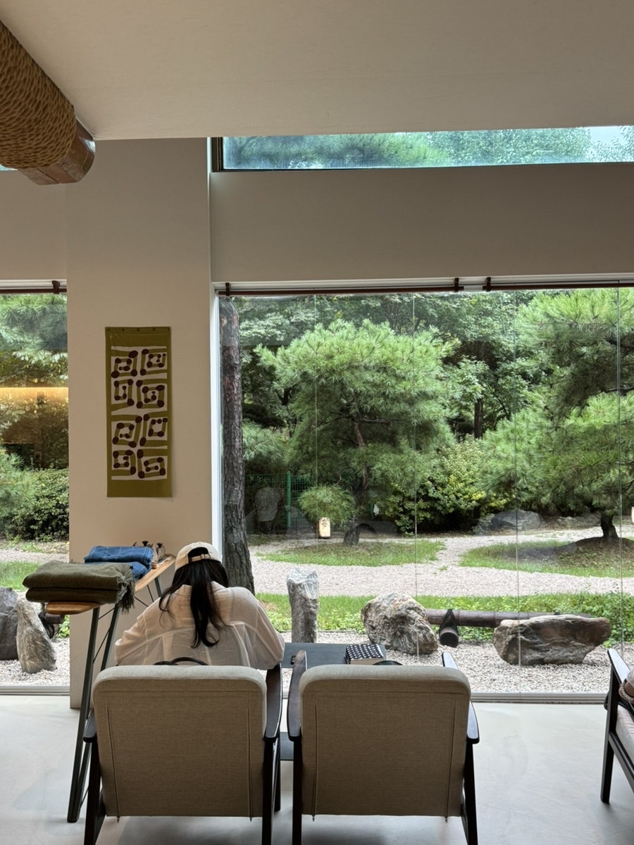 나른한 오후, 유럽 마을 한 구석에 앉아 있다