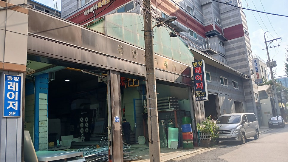 낮과 밤이 주인을 바꾸는 골목