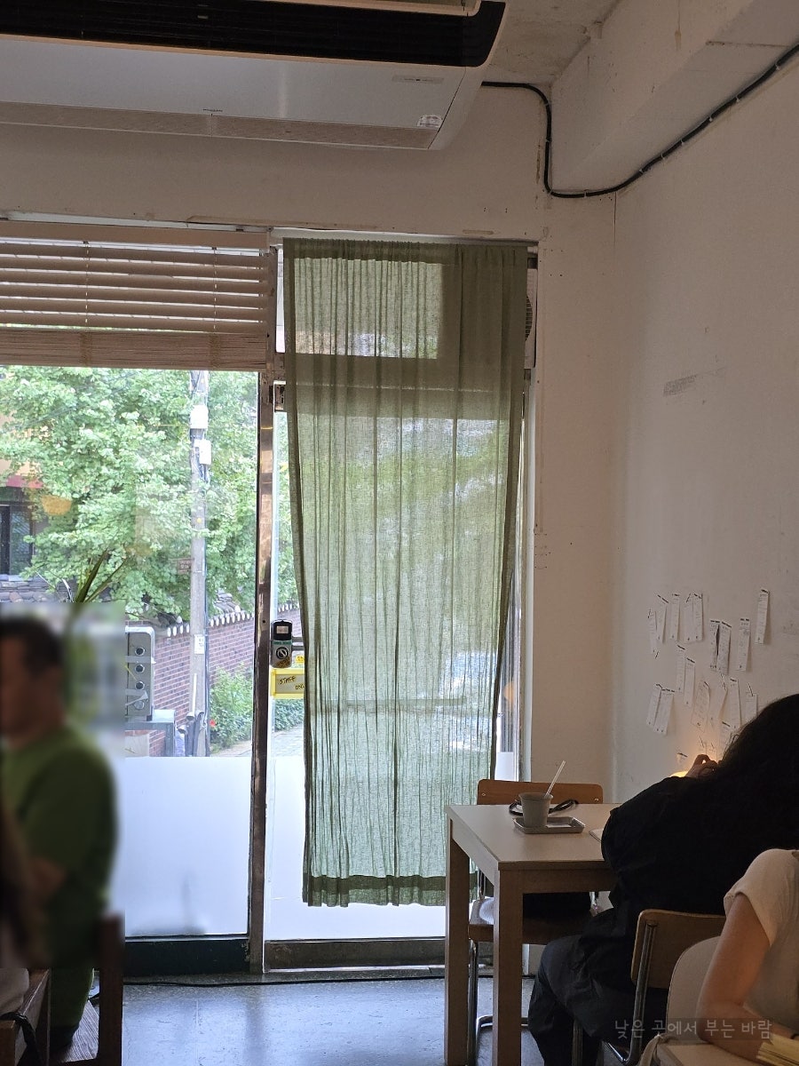 돌담을 보며 책을 읽는 북카페