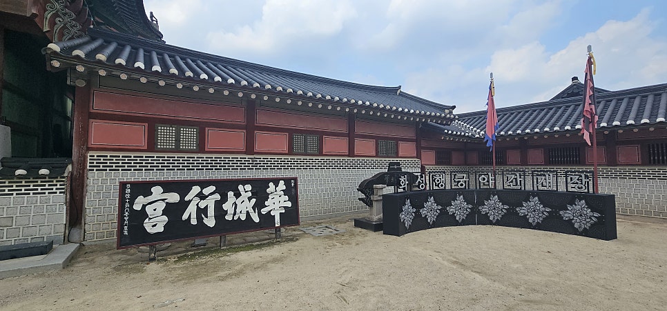 공룡이 지키는 카페에서 커피를 마신다